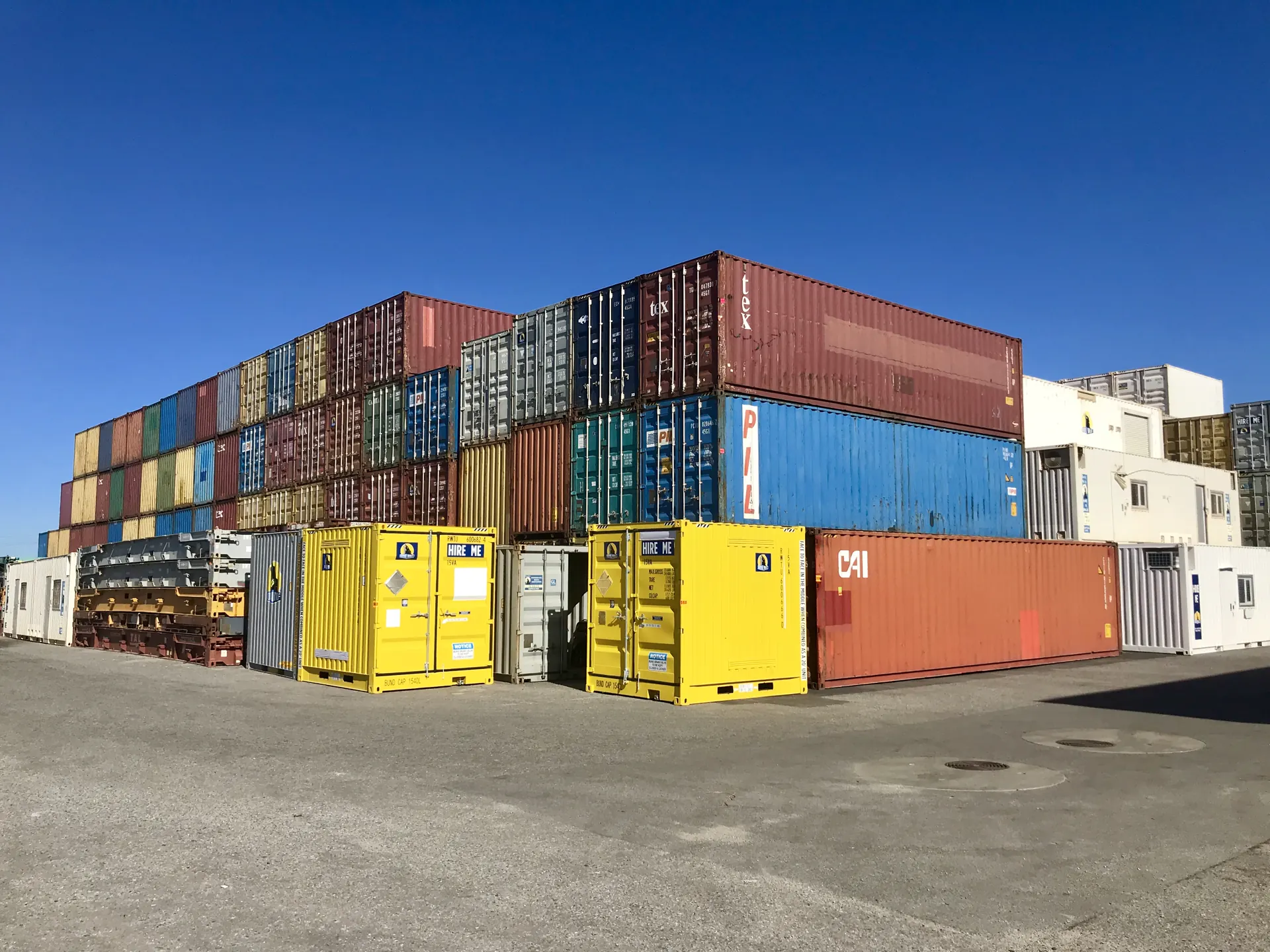 Gestapelte Schiffscontainer unter blauem Himmel